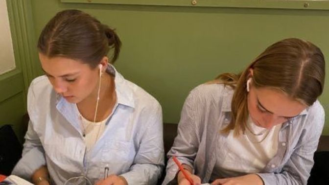 Sınavlar için kütüphanede sabahlıyorum diye adım serseriye çıktı, kadınlar gece dışarı çıkamaz mı?