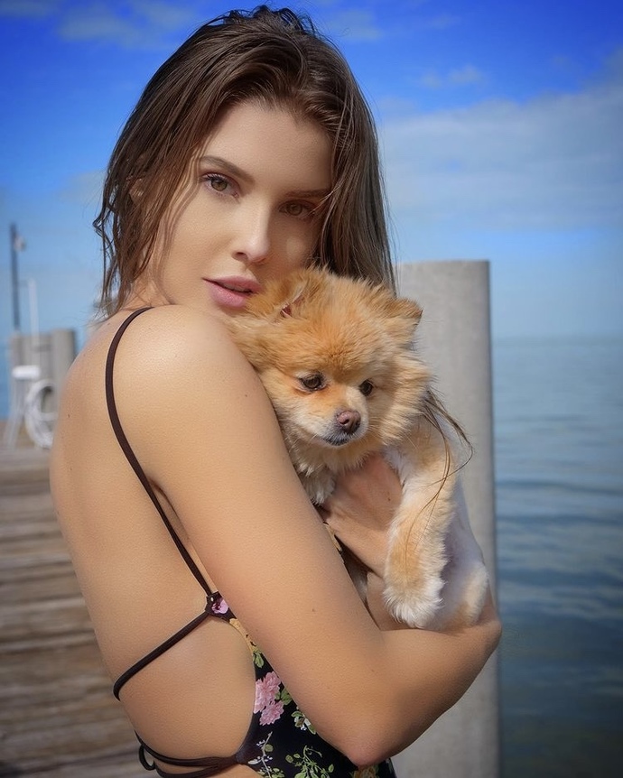 Barbara Palvin mi? yoksa Amanda Cerny mi? hangisi daha güzel?