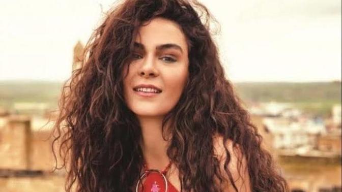 Oyuncu Ebru Şahin katıldığı programda şarkı söyledi! Oyuncuların şarkı söyleme hevesi komik değil mi?