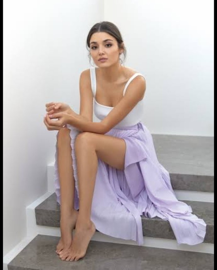 Hande Erçelin Bacakları Nasıl Sizce?