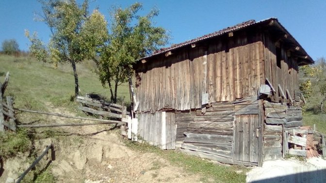 Köydeki muhtar bizim tarlamızın önünü ve yanını kasıtlı olarak bir akrabasının üstüne yazdırmış kadastroda nasıl düzeltiriz?