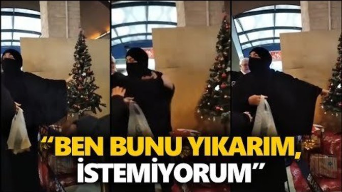 AVM'deki yılbaşı ağacına "Ben bunu yıkarım" diye tepki gösterdi. Ne düşünüyorsun?