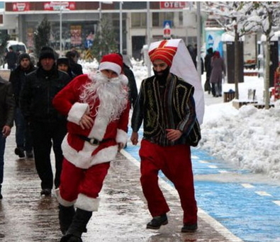 Noel baba kovalandı! Sizce yeni yıl kutlamalarında noel baba olmalı mı?