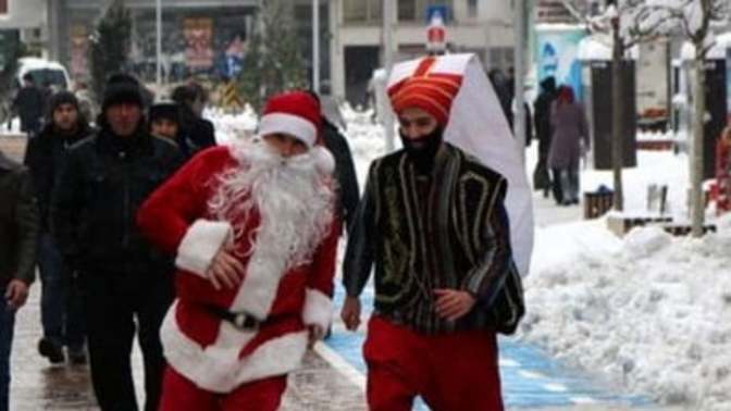 Noel baba kovalandı! Sizce yeni yıl kutlamalarında noel baba olmalı mı?