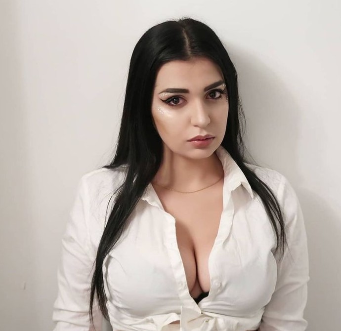 Sizce gömleğim çok mu açık?