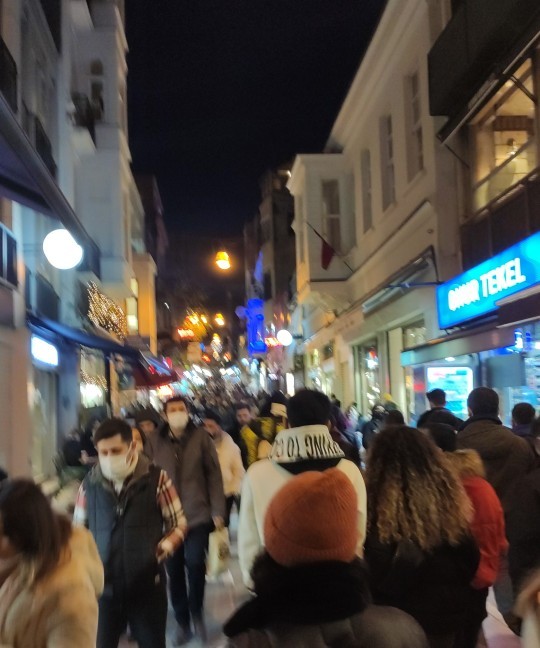 Bu kızlar bu kadar mı yoklukta ya😃?