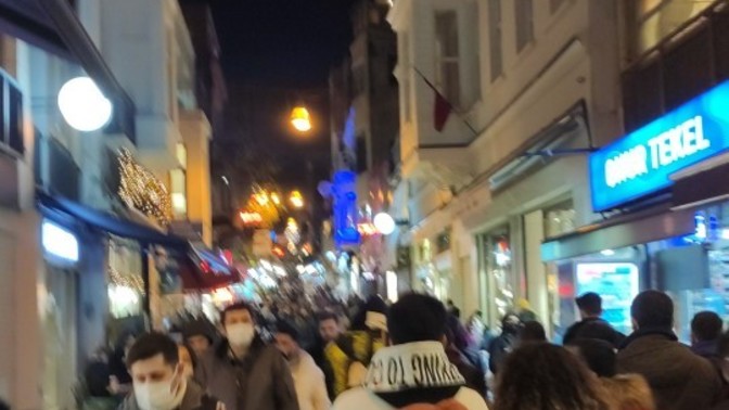 Bu kızlar bu kadar mı yoklukta ya😃?