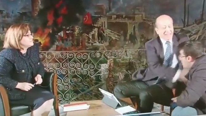 Canlı yayında mikrofon görevlisine tokat atıldı! Siz olsaydınız ne yapardınız?