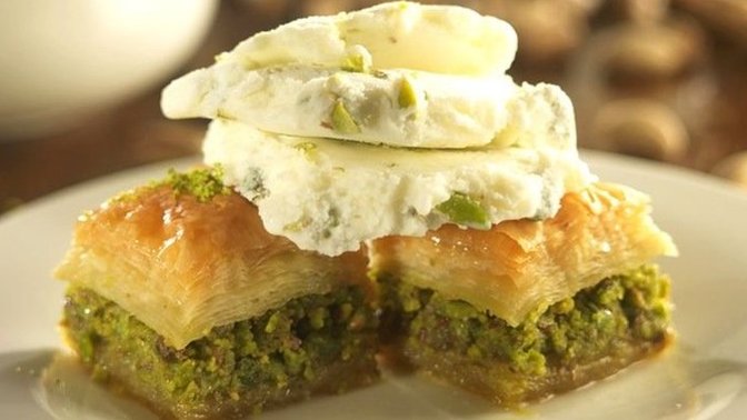 Baklavanın yanına dondurma mı, yoksa kaymak mı yakışır?