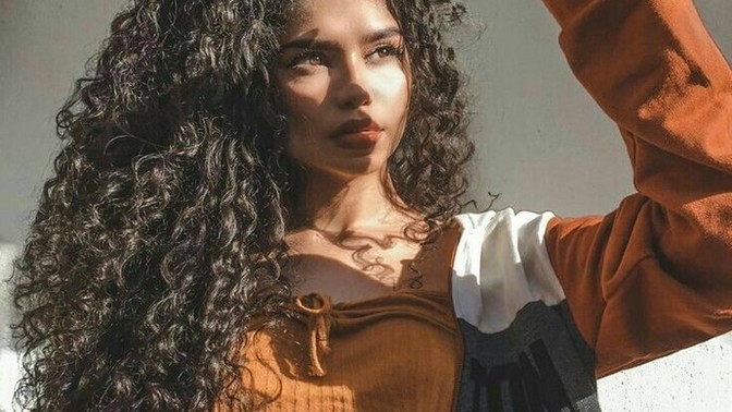 Saçları çok gür ve kıvırcık saçlı kızları siz de görünce kıskanıyor musunuz?