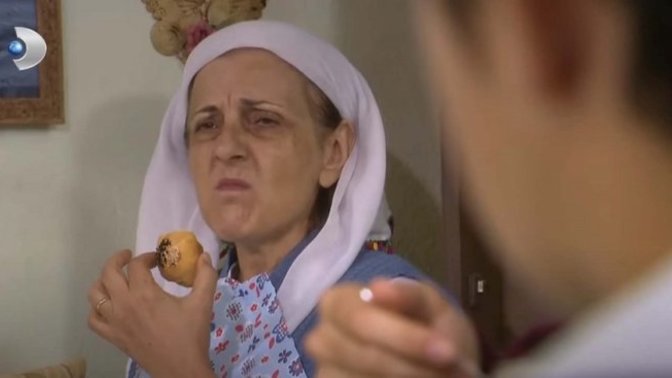 Bu devride bir kaynana gelininin kapısını dinler mi?