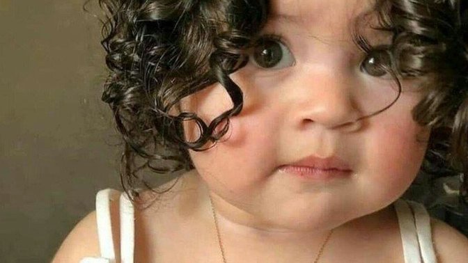 Kıvırcık saçlı bebekler bir bana mı tatlı görünüyorlar?