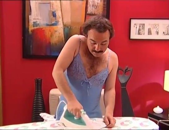 Ütü yapan erkek temsili