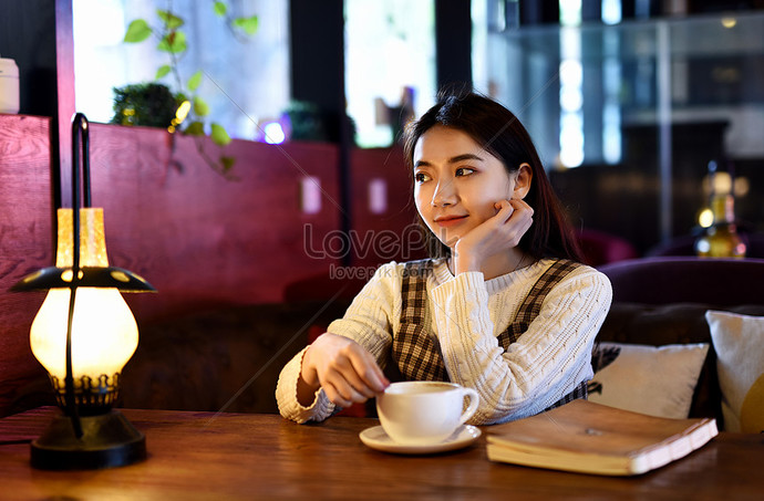 Bir cafede veya restoranda yalnız başınıza oturan kişileri tuhaf karşılıyor musunuz? Siz oturur musunuz tek başınıza?