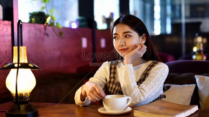 Bir cafede veya restoranda yalnız başınıza oturan kişileri tuhaf karşılıyor musunuz? Siz oturur musunuz tek başınıza?