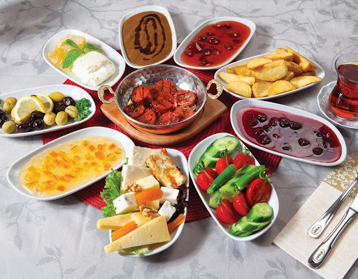 Kahvaltıda olmazsa olmaz şarküteri ürünün nedir?
