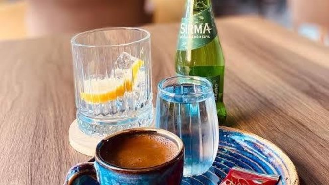 Türk kahvesinin yanında su mu, sade soda mı içilir?