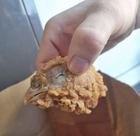 KFC tavuk kovasında tavuk kafası çıksa ne yaparsınız?