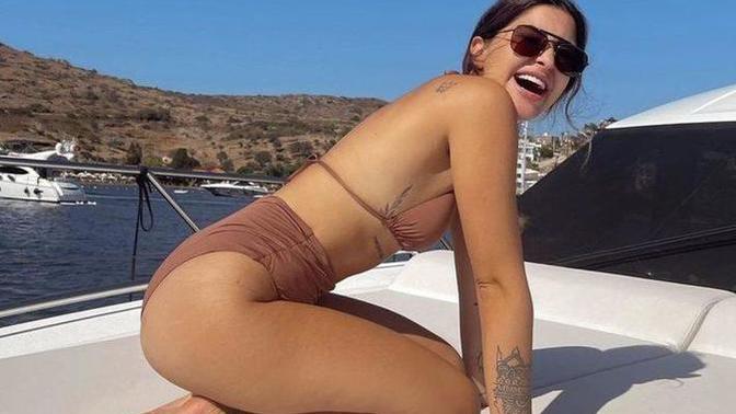 Ala Tokel dekolteli pozuyla yorum yağmuruna tutuldu! Fazla abartılmadı mı?