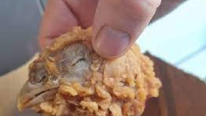KFC müşteriye yanlışlıkla tavuk kafası vermiş, sana çıksa yer miydin?