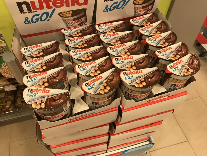 Kız arkadaşıma Nutella aldım beni çok sevdiğini söyledi. Sevdiğini söylemesi için illaki hediye mi almamız gerekiyor?