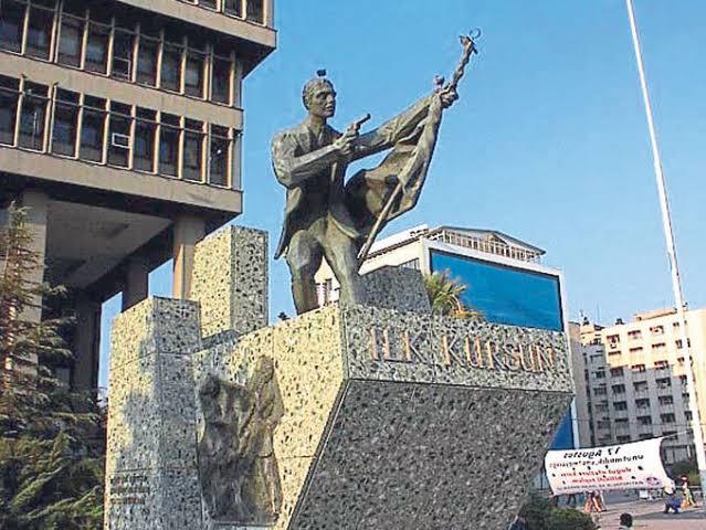 İzmir'de üç mülteci genç yakılarak öldürüldü…Neden bu sessizlik?