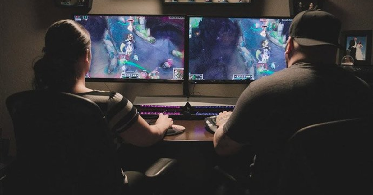 довольные мужчина и женщина за игровыми компьютерами