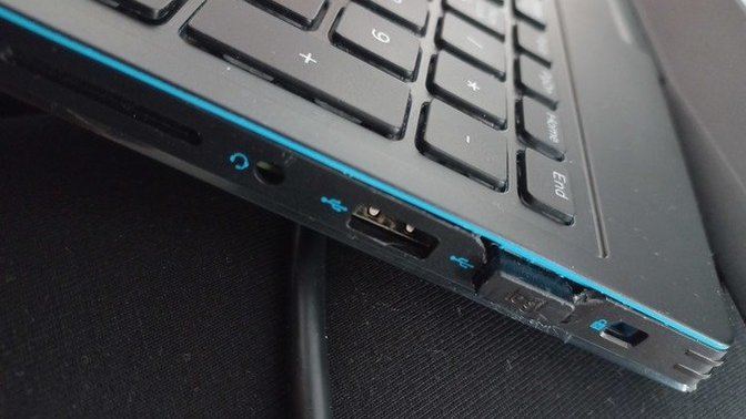 Bilgisayar usb ve kulaklık girişi içine çöktü. ?