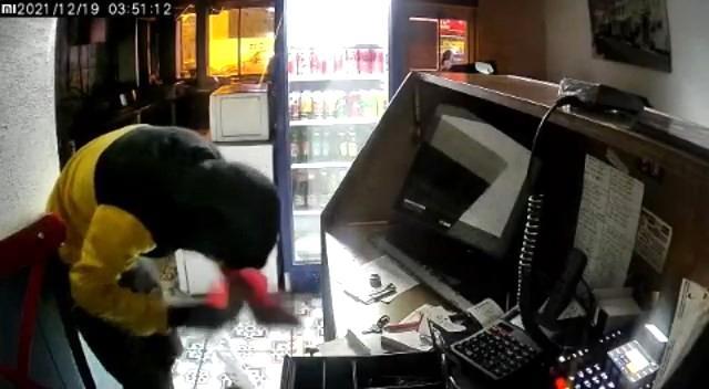 Bursada tuhaf hırsızlık olayı: Önce Türk bayrağını öptü sonra paraları çaldı! Ne düşünüyorsunuz?
