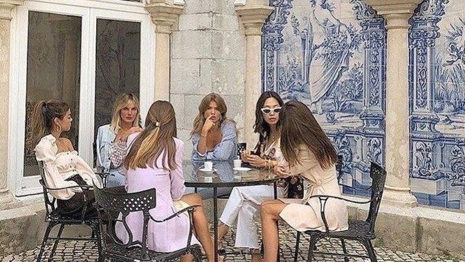 Sırf arkadaşlarına hava atmak için tatile çıkan kız kardeşim delirmiş olabilir mi?
