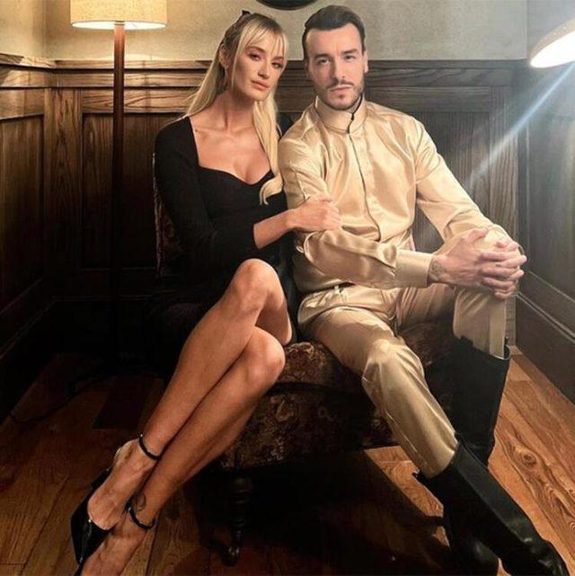 Cem Adrianın kucağında poz verdi! Geri kafalı değiliz sence doğru mu?