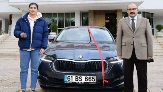 Busenaz Sürmeneli'ye araba hediye edildi! Bir sporcuya araba hediye etmek mantıklı mı?