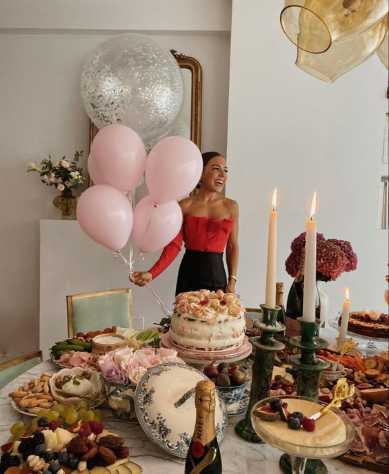 En güzel doğum günü pastası özel yaptırılan mıdır yoksa arkadaşlarınızın kendi elleriyle yaptığı mı?