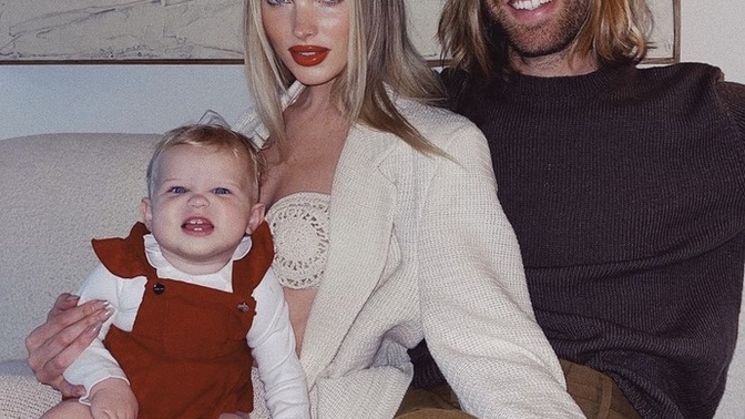 Elsa Hosk ve ailesi aynı Barbie - Ken ailesi gibi değil mi?
