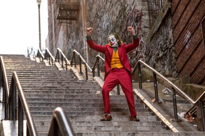 Joker 2019 yılında çıkmış ve en iyi oyuncu oscarını kazanmış bir filmdir