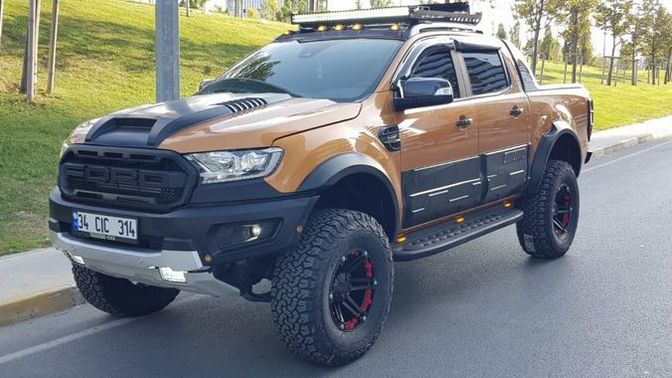 Ranger Raptor mı, Hilux Invincible mı? Arazide hangisi daha iyi?