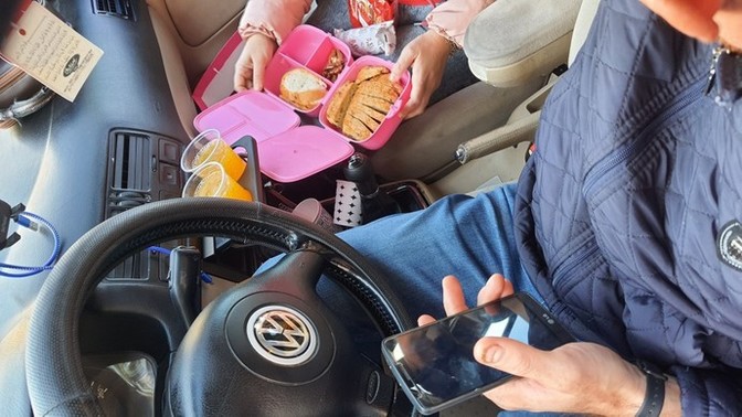 Arabada yemek yenir mi?