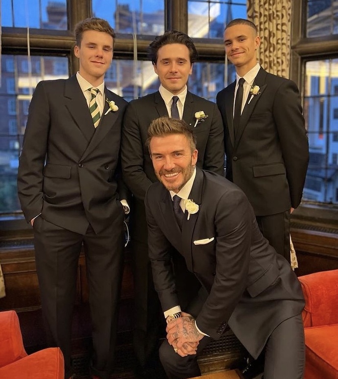 David Beckham, oğullarının boyuna yetişmek için parmak ucunda yükseldi. Sizce oğulları yakışıklılıkta David’i geçti mi?