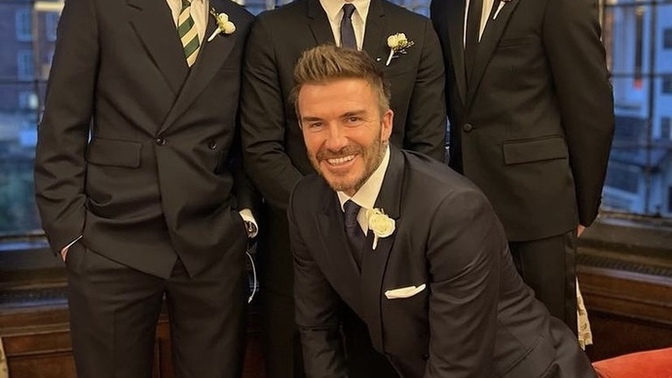 David Beckham, oğullarının boyuna yetişmek için parmak ucunda yükseldi. Sizce oğulları yakışıklılıkta David’i geçti mi?