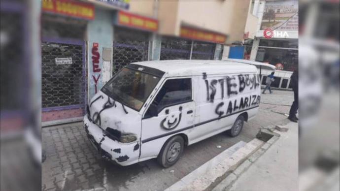 Hırsızlar çaldıkları aracın üstüne İşte böyle çalarız diye not bırakıp kaçtılar. Başınıza gelse ne yapardınız ?