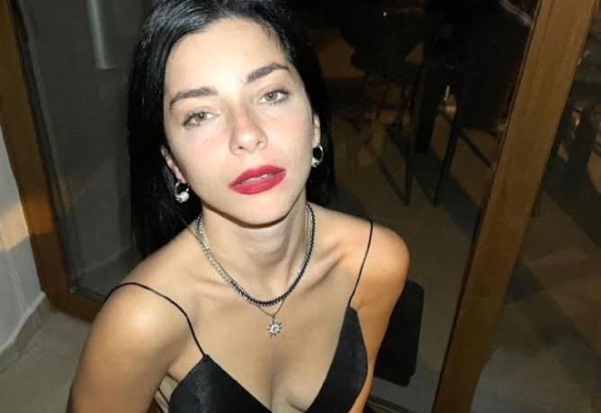 Merve Boluğur “Sahnelere şarkıcı olarak döneceğim.” dedi! Oyuncuların şarkıcı olması mantıklı mı sizce?