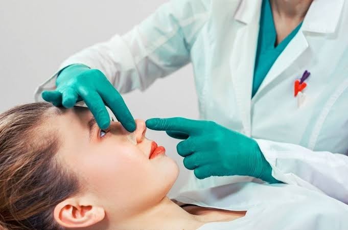 Acil yardım tanıdığınız en iyi rinoplasti doktoru var mı?