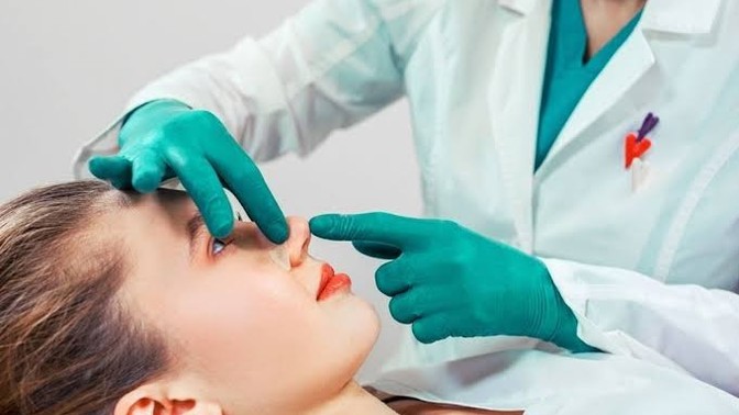 Acil yardım tanıdığınız en iyi rinoplasti doktoru var mı?