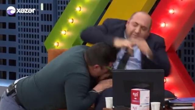 Muharrem Sarıkayanın gazeteciyi tokatlaması Azerbaycanda skeç oldu. Sizce skeç nasıl olmuş?