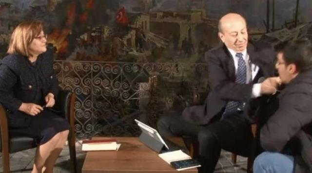 Muharrem Sarıkayanın gazeteciyi tokatlaması Azerbaycanda skeç oldu. Sizce skeç nasıl olmuş?