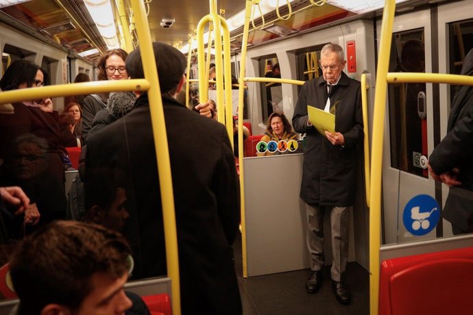 Avusturya Cumhurbaşkanı metroda yolculuk yaparken kameralara yakalanmış! Ne düşünüyorsunuz?