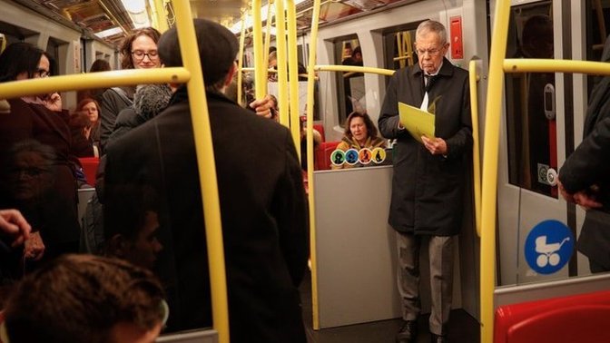 Avusturya Cumhurbaşkanı metroda yolculuk yaparken kameralara yakalanmış! Ne düşünüyorsunuz?