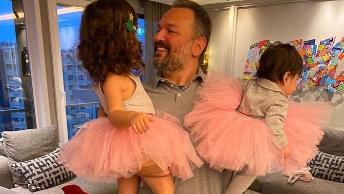Ali Sunal kızları ile birlikte paylaştığı yeni yıl fotoğrafında 'tütü' giydi. Bu hareketi sempatik buluyor musun?