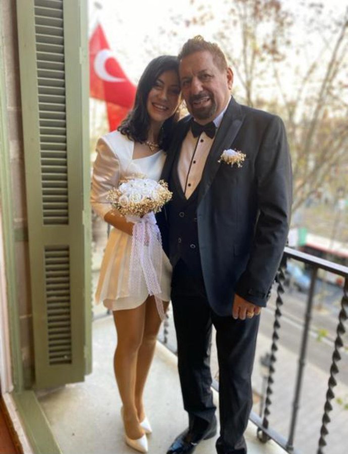 Erman Toroğlu kendinden yaşça küçük eski avukatıyla evlendi. Ne düşünüyorsunuz?