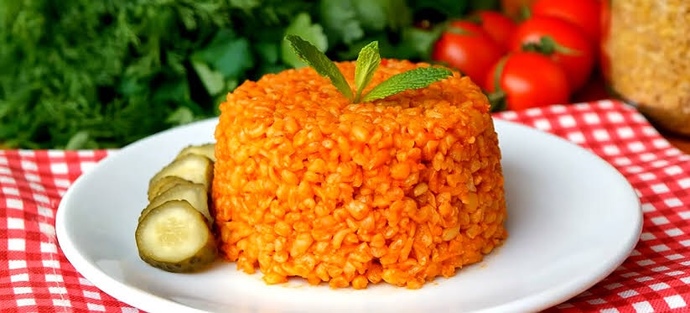 Bulgur pilavı salçalı mı olur salçasız mı?